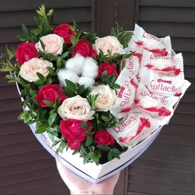 Цветы в коробке с конфетами, Цветы и подарки в Перми, купить по цене 2500  RUB, Цветы в коробке в Престиж с доставкой | Flowwow