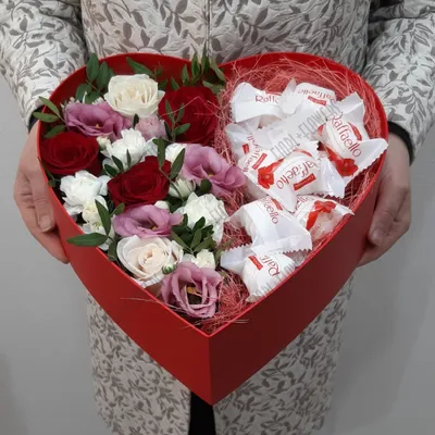 Валентинка это Коробка-сердце с цветами и конфетами от FIori-Flowers в  Саранске