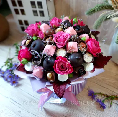 Купить Сладкий букет в коробке с цветами и конфетами/Букет в коробке с  цветами и конфетами, цена 850 ₴ — Prom.ua (ID#1518037752)
