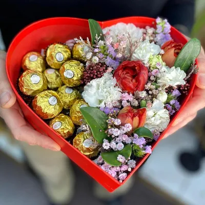 Цветы и конфеты в коробке сердце S, Цветы и подарки в Ижевске, купить по  цене 2500 руб, Цветы в коробке в Lantanna Flowers с доставкой | Flowwow