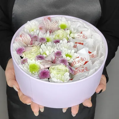 Цветы и конфеты в коробке \"Сюрприз\", Цветы и подарки в Казани, купить по  цене 3900 руб, Цветы в коробке в АРТиШОК с доставкой | Flowwow