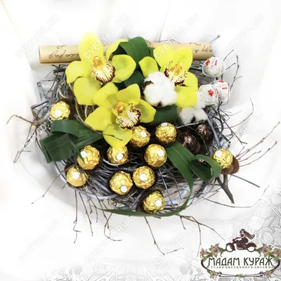 Подарочная композиция из цветов и конфет \"Сладкое золото\" © Цветы60.рф