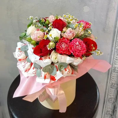 Цветы и конфеты в коробке, Цветы и подарки в Иркутске, купить по цене 5880  руб, Цветы в коробке в Цветы Все пучком с доставкой | Flowwow