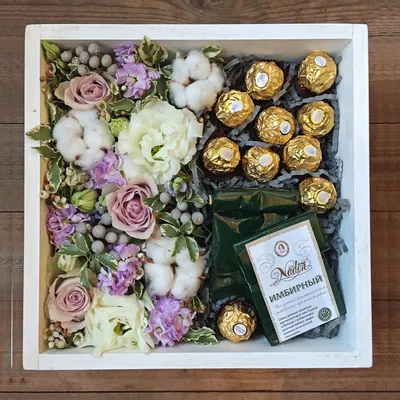 Деревянная коробка с цветами, чаем и конфетами (автор8) — Купить букет с  доставкой по Москве
