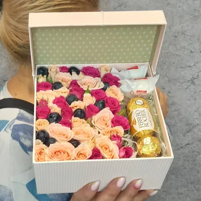 Конфеты с цветами на День Рождения – купить с доставкой в Москве.