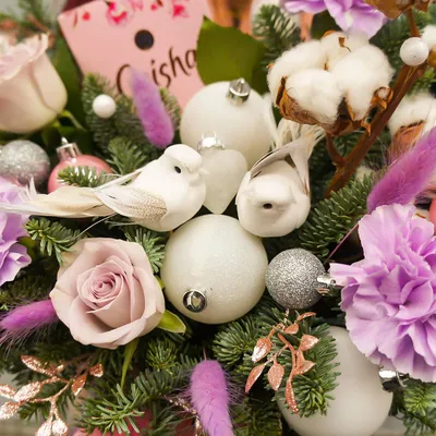 Новогодние подарки: ёлка, цветы, конфеты по цене 6756 ₽ - купить в  RoseMarkt с доставкой по Санкт-Петербургу