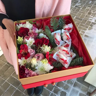 Цветы в шляпных коробках : Композиция из цветов и конфет «Только для тебя»