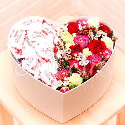 Цветы с конфетами Raffaello в коробке - Цветочная мастерская Ангаж