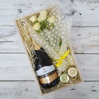 Подарок Шампанское и цветы 077 с доставкой в Уфе - di-gifts