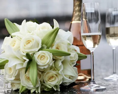 белые букеты, букет на годовщину свадьбы, белые цветы букеты, цветы  свадебные, букет цветов и шампанское, Свадебный декор Москва