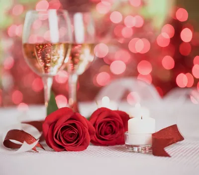 Красные розы и игристое шампанское в бокалах - обои на рабочий стол