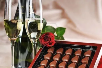 Подарочное украшение шампанского цветами с конфетами – купить в  интернет-магазине HobbyPortal.ru с доставкой