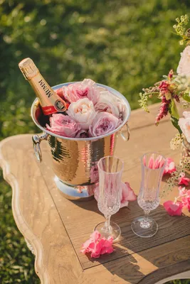 Наливать в бокал шампанского с ванильным мороженым.. Мороженое игристого  вина плавает коктейль в филиалах бокал и цветы Редакционное Фотография -  изображение насчитывающей плавать, замерзано: 182925452