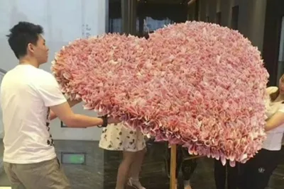 Китаец подарил возлюбленной гигантский букет из денег и нарушил закон:  Люди: Из жизни: Lenta.ru