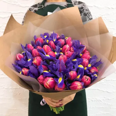 Ирисы с розовыми тюльпанами в букете за 9 490 руб. | Бесплатная доставка  цветов по Москве