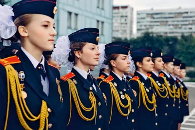 Репортаж из кадетского корпуса: как живут девочки в военной форме | Glamour