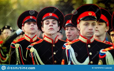 Русские кадеты в форме маршируя на парад Редакционное Стоковое Изображение  - изображение насчитывающей камуфлирование, донецк: 142797579