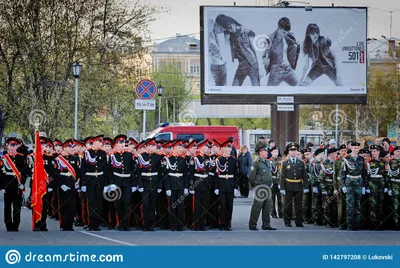 Русские кадеты в форме маршируя на парад Редакционное Стоковое Фото -  изображение насчитывающей воинско, убийство: 142797208