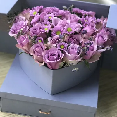 Сиреневые розы и хризантемы в коробке | купить недорого | доставка по  Москве и области