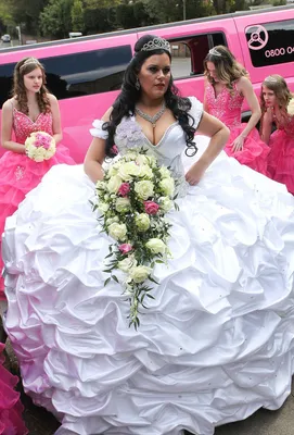 Цыганская невеста вышла замуж в платье весом 63 килограмма