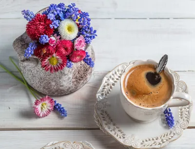 Утро, чашечка кофе и цветы - обои на рабочий стол