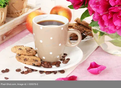 чашка кофе, печенье, яблоки и цветы на столе в кафе :: Стоковая фотография  :: Pixel-Shot Studio