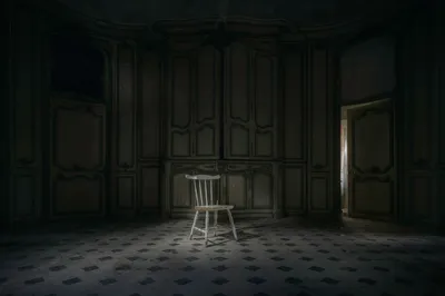 Темная комната зал со стулом - обои на рабочий стол