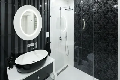 Дизайн ванной комнаты черно белой панелей - 59 фото