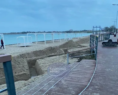 В Крыму роют окопы на пляжах - в поселке Черноморское оккупанты копают  траншеи - 24 Канал