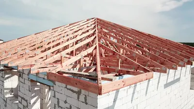 Четырехскатная крыша на доме с гаражом - Виготовлення дерев'яних  конструкцій, Київ - Pragma.ua