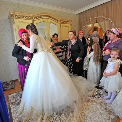 На чеченских свадьбах запретили разрезание торта и танец невесты - KP.RU
