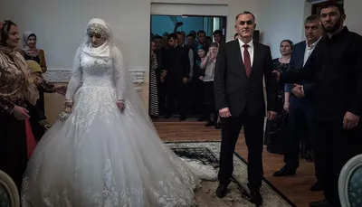 От двоеженства к ранним бракам Как развивался скандал со свадьбой 17-летней  девушки и начальника чеченского РОВД — Meduza