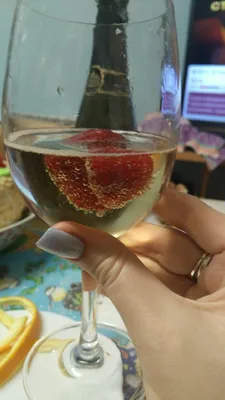 Шампанское с подносом фруктов клубники и вишни на пикнике | Премиум Фото