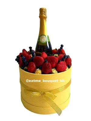 Шампанское с клубникой стоковое фото. изображение насчитывающей света -  168020254