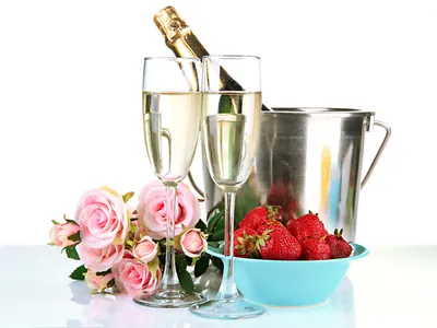 Бутылка и два бокала шампанского с дикой клубникой на серебряном подносе —  Транквиль, Серебряная дорожка - Stock Photo | #490869844