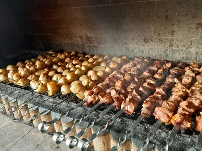 Простой рецепт шашлыка: жарим курицу и свинину на углях с шеф-поваром