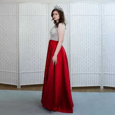 Шикарное красное платье с атласной юбкой | Шкатулки для украшений