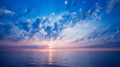 Скачать 1600x900 облака, солнце, небо, воздушные, оттенки, море, штиль,  вечер, горизонт обои, картинки 16:9