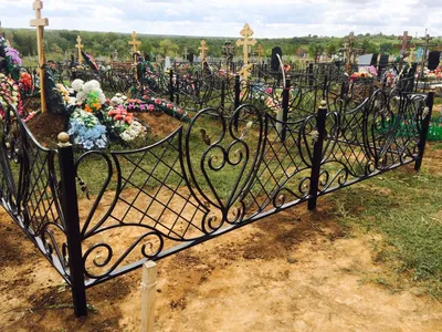 Кованые ограды на кладбище фото