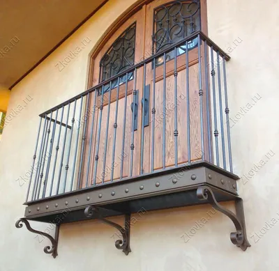 Купить Кованый французский балкон с ограждением из прямых балясин со  вставками за 7 000 руб у производителя \"Знатная ковка\"