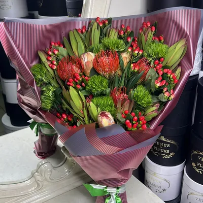 Экзотический букет с эрингиумом, Вероникой, гортензией и розовыми розами -  купить с доставкой в Омске - Лаванда