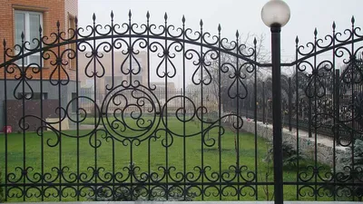 Кованые заборы и ворота: сварные, комбинированные, эскизы, 65 фото
