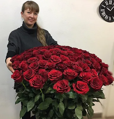 111 роз сорта Эксплорер в корзине . Цена: 52500 руб в интернет-магазине  Centre-flower.ru