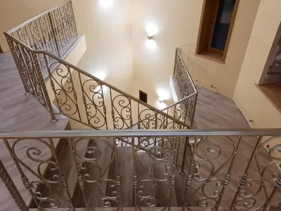Кованые перила для лестницы внутри дома - 62 фото