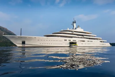 Дворец на воде: как выглядят самые роскошные яхты Абрамовича, Усманова и  других миллиардеров | MARIECLAIRE