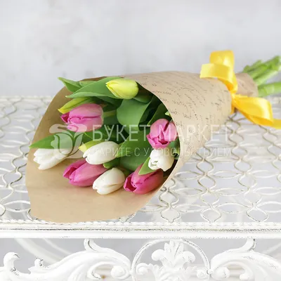 Букет из 11 разноцветных тюльпанов в крафте - купить цветы с доставкой по  Москве и МО от 1850 руб | «Букет-Маркет»
