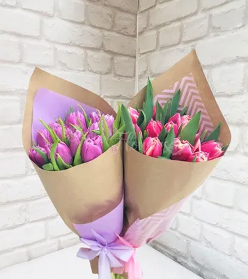 купить букет из 11 тюльпанов в упаковке в Москве по низкой цене