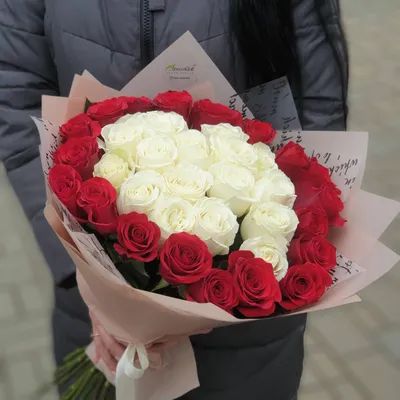 Букет роз из белых и красных 35 роз купить в Москве - Заказать с доставкой  недорого