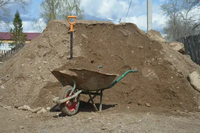 65 тонн песка с камнем телегой и лопатой: заблаговременно отсыпал участок  под строительства дома вручную | Баня на 5+ | Дзен