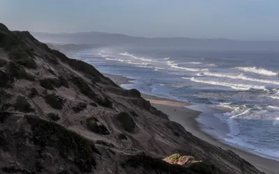 Красивый вид сверху песчаного пляжа. Панорамный вид на песчаный пляж.  Списки волны на берегу моря. Вид морского побережья с воздух Стоковое  Изображение - изображение насчитывающей песочно, затишье: 195295583